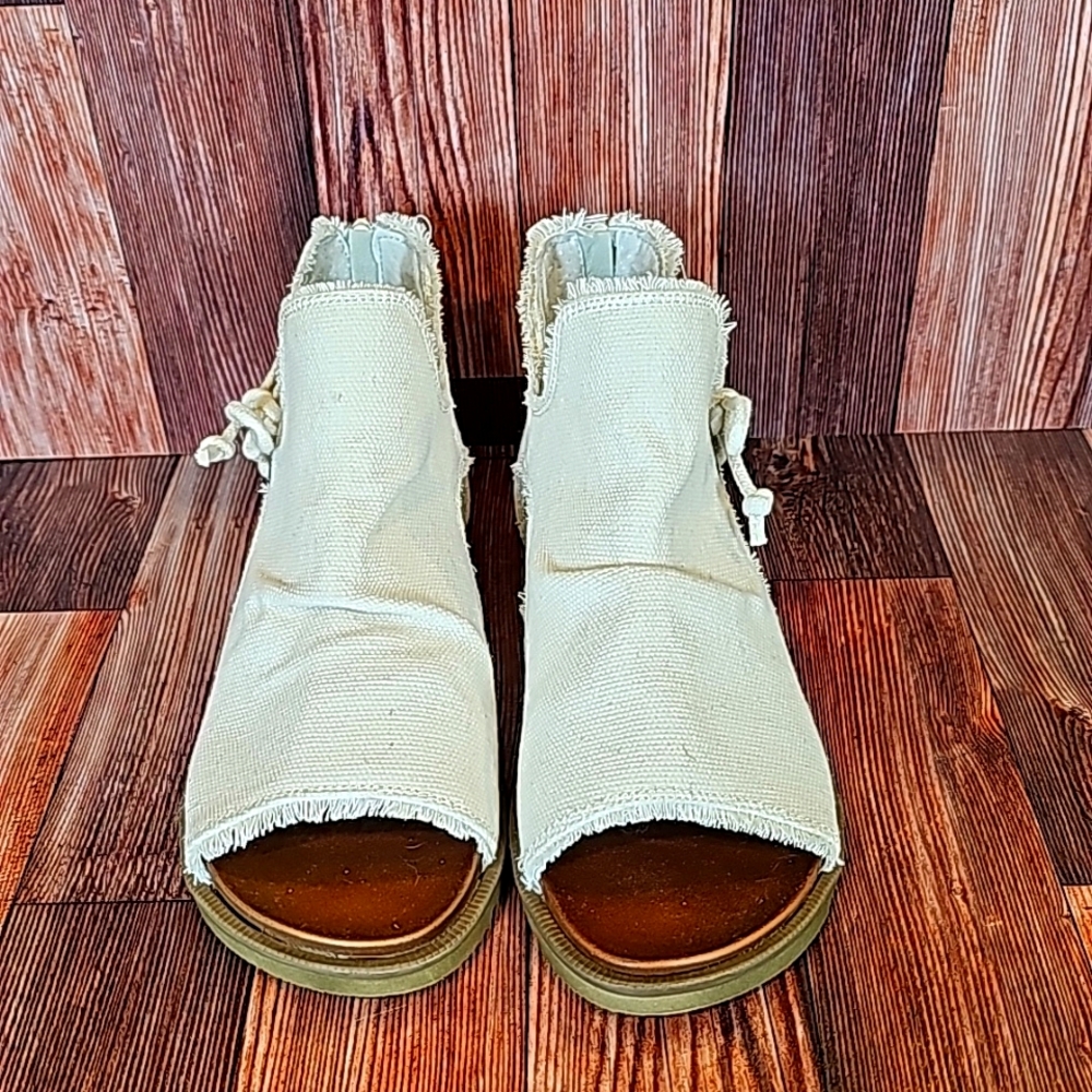 Very G Ivory Sandals